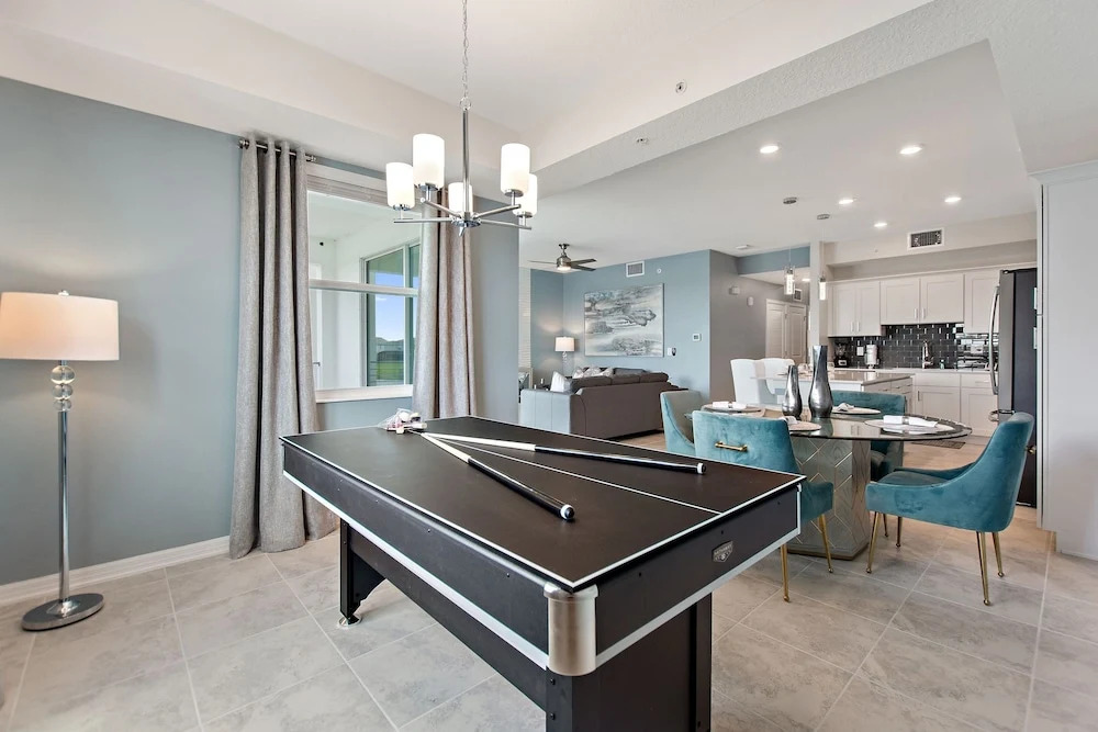 Decadent Penguin - Storey Lake by Shine Villas 704 apts