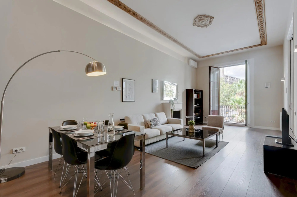 Condal in Barcelona with 3 bedrooms and 2 bathrooms