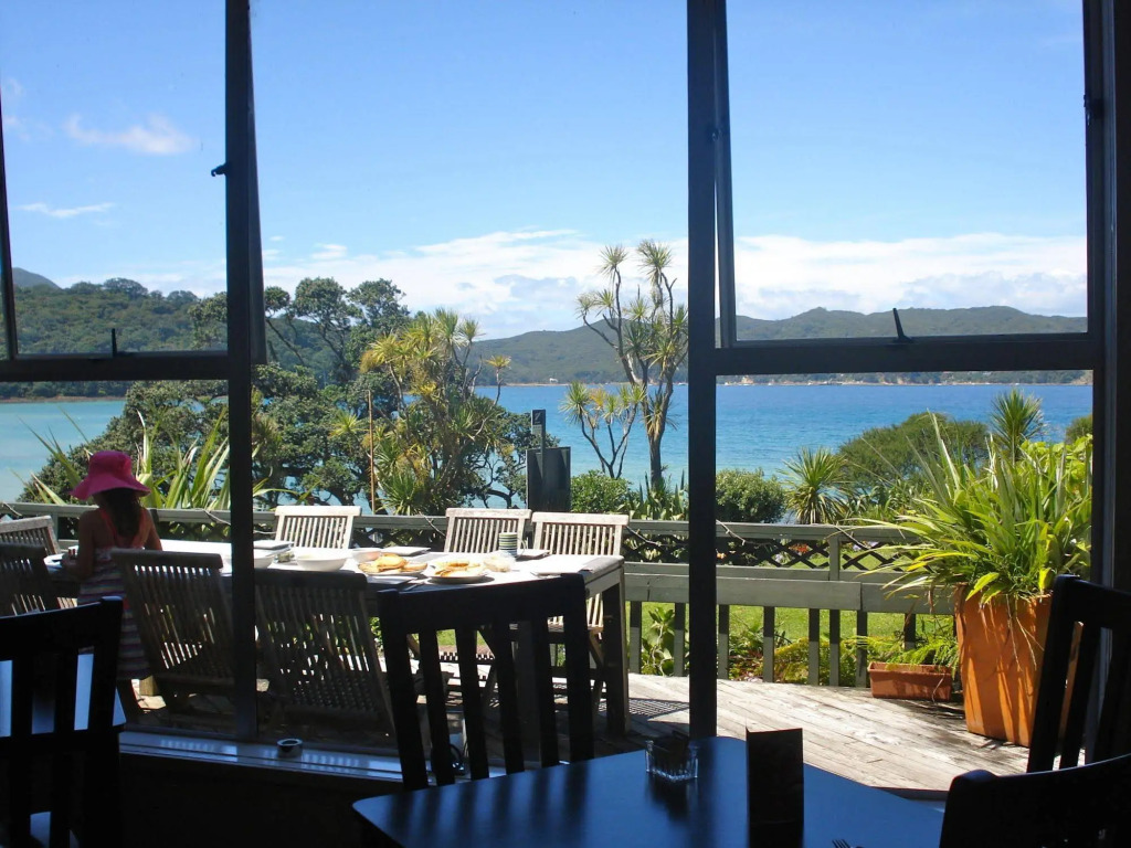 Tipi and Bobs Waterfront Lodge