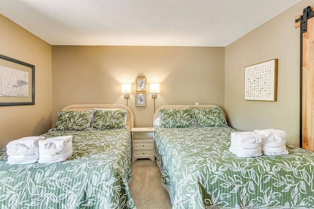 Modern Hilton Head Retreat: Walk to Beach & Golf!