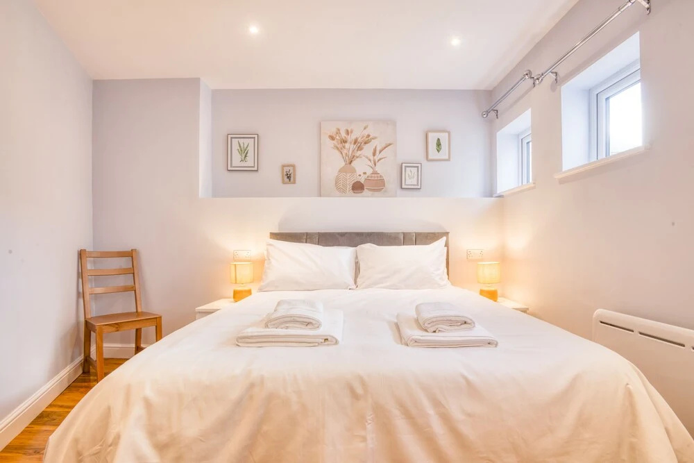 King Size 1 Bedroom Comfort Apartment en Suite Shower Free Toiletries Wifi and Hairdryer