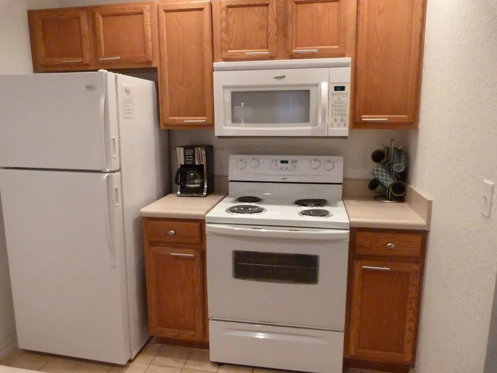 Near Theme Parks! Gorgeous 3 BR Town Home, Splash Park, Pool, Lake, And More!