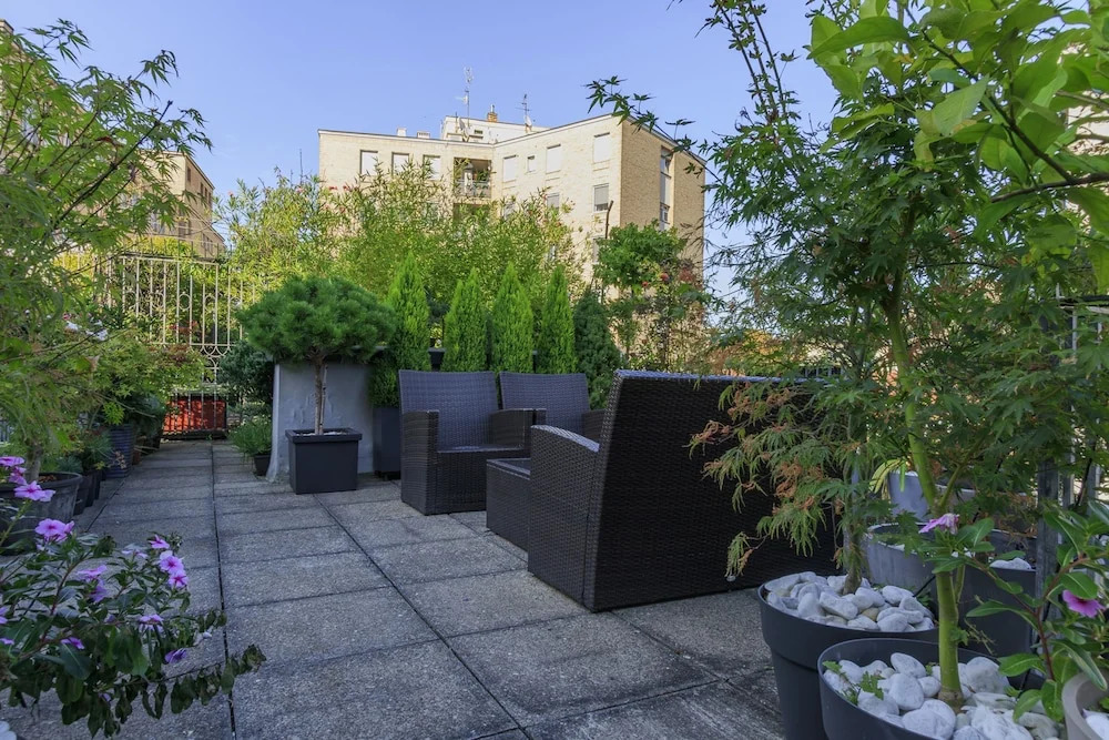 Corso Venezia - Elegant 1 BR apt With Shared Rooftop Terrace in the Heart of Milan