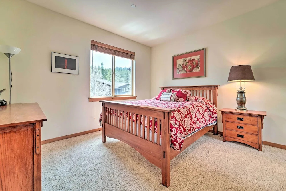 2 Mi to Donner Lake: Walkable Truckee Condo!