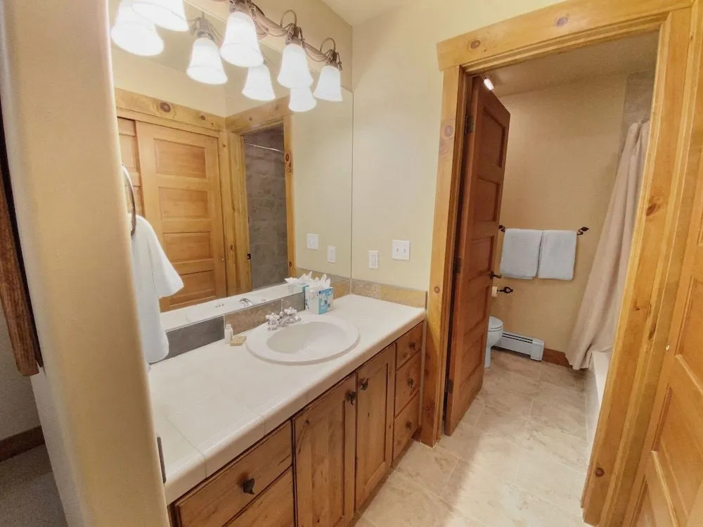 Settlers 2 Bedroom Condo by RedAwning