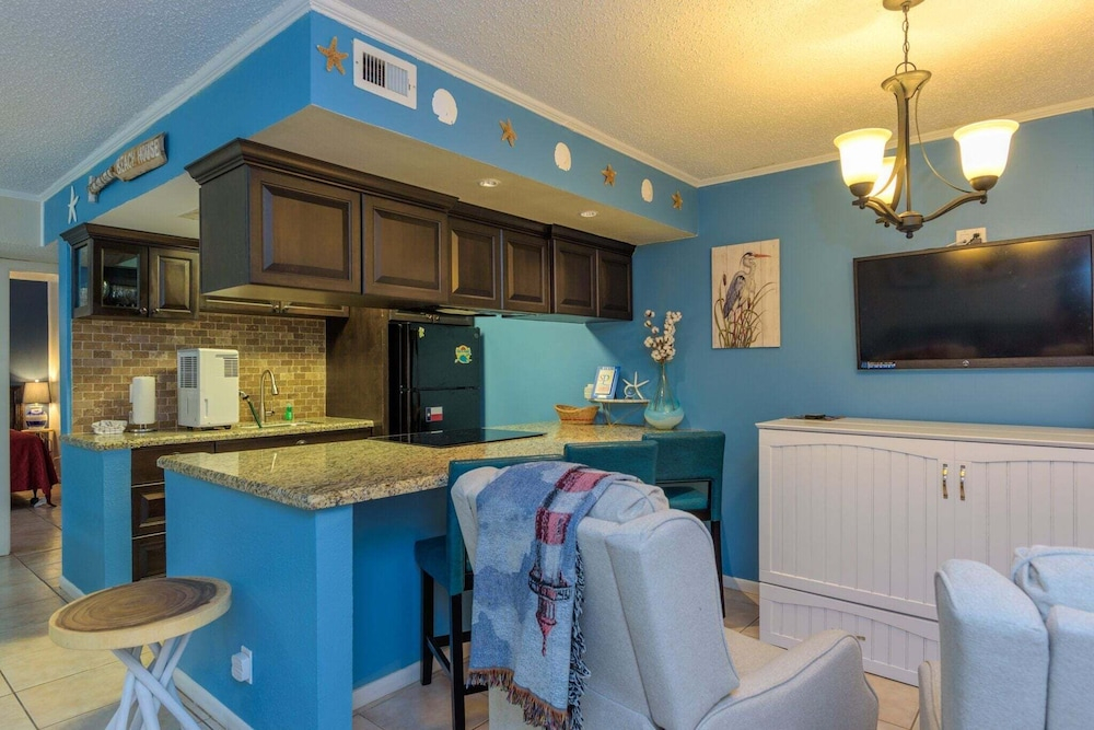 Tiki 125 - Poolfront 1br Condo Sleeps 6 Near Beach 1 Bedroom Condo
