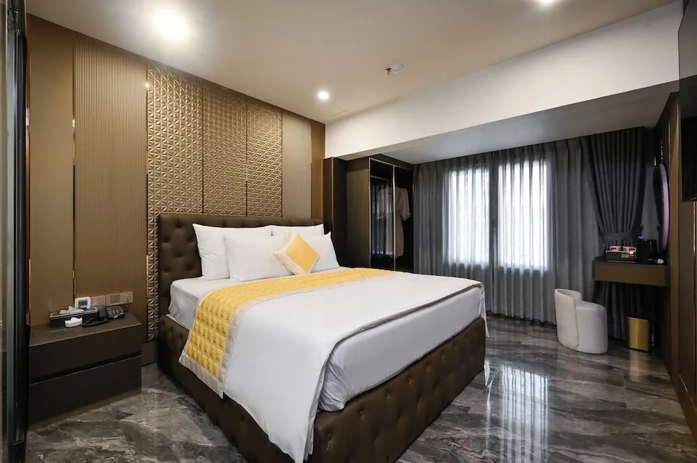 The Moon 1 Hotel
