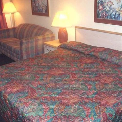 Super 7 Inn & Suites Saginaw