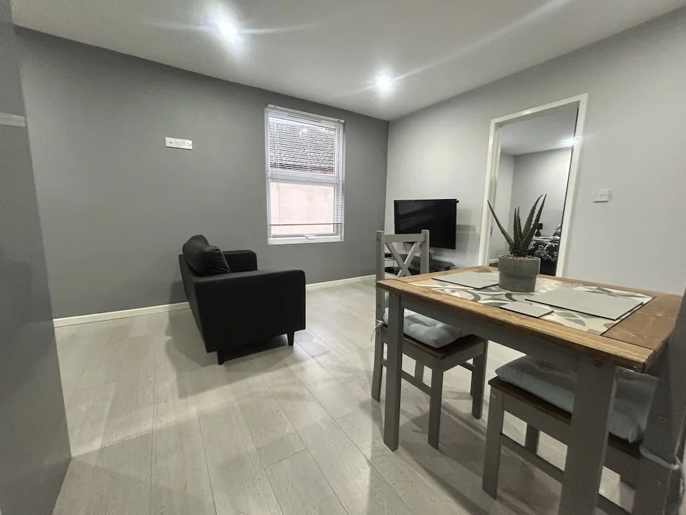 Private Luxury Apartment - Free Parking & Wi-fi