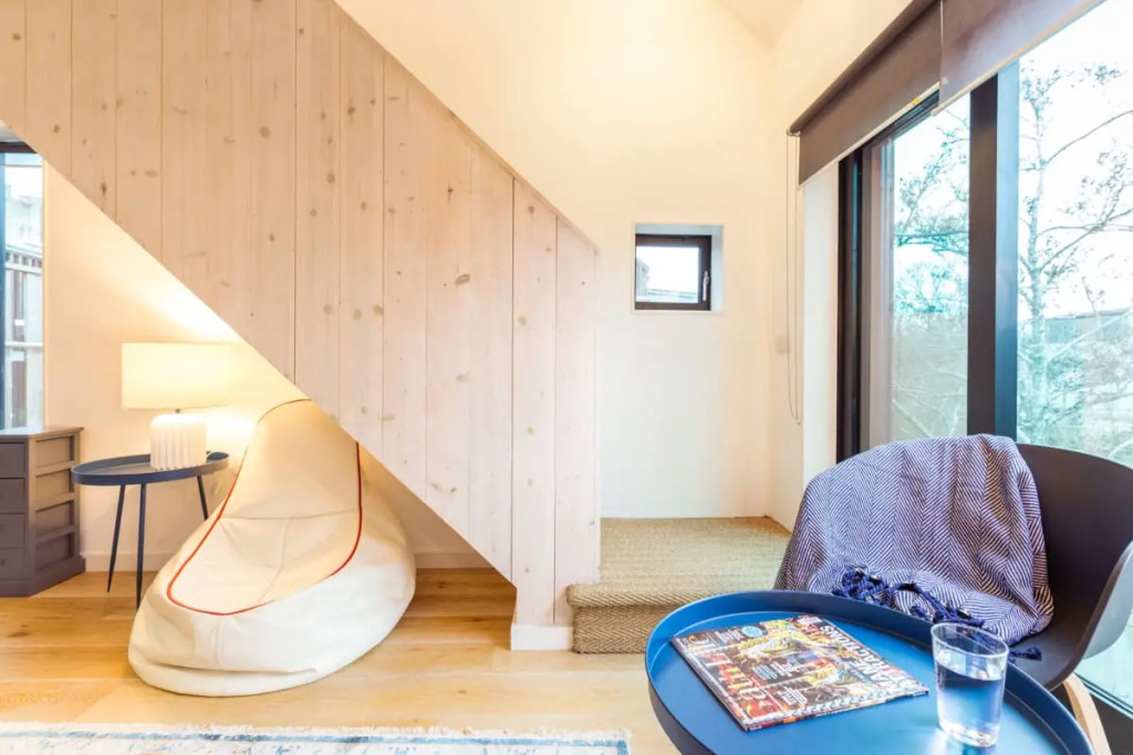 The Cliffside Chalet - Modern 3BDR Riverside Home