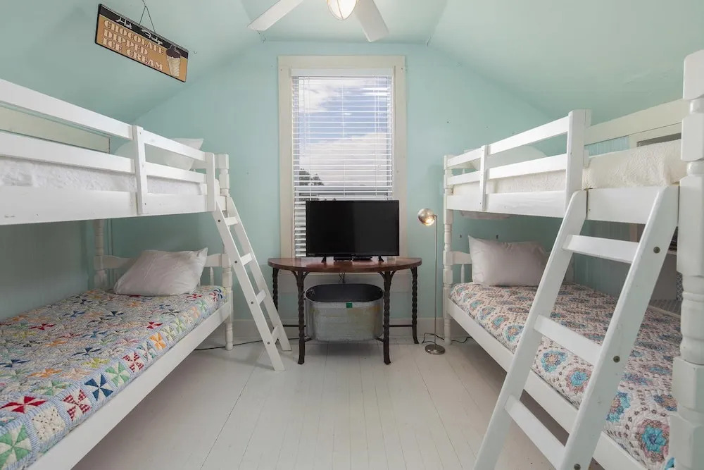 Wind Song Heritage Haus Sl191 5 Bedroom Home by RedAwning