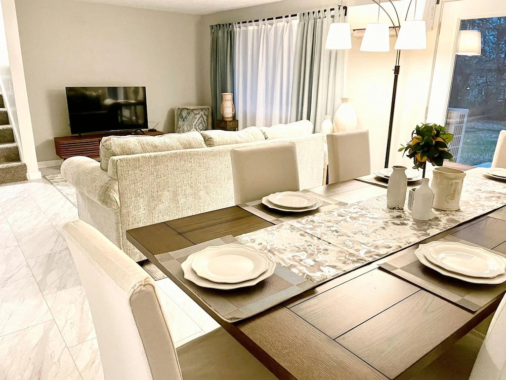 Modern Home Just Mins to Notre Dame 52723