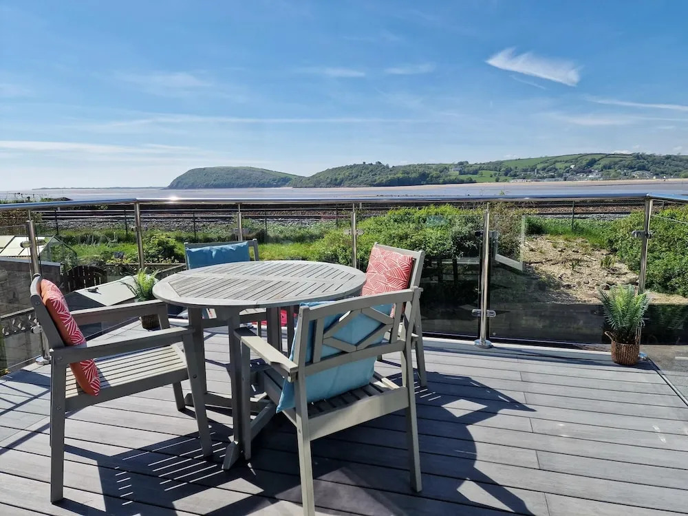 2br-sleeps4-balcony-petsok-parking-ferryside