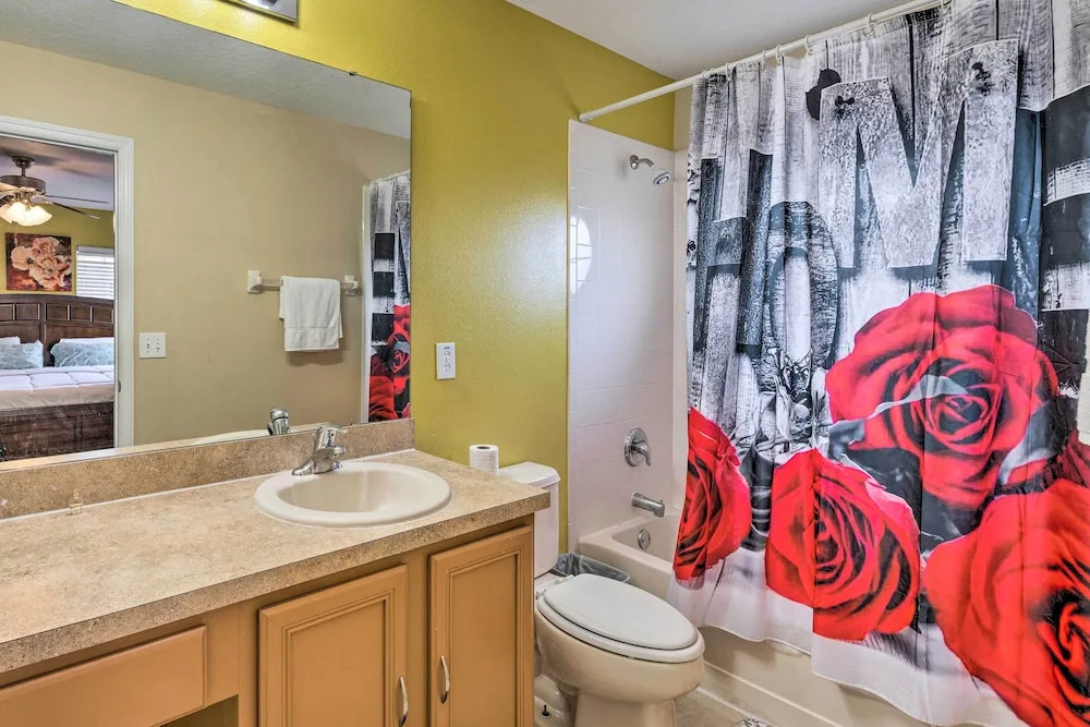Spacious Family Home w/ Spa in Davenport