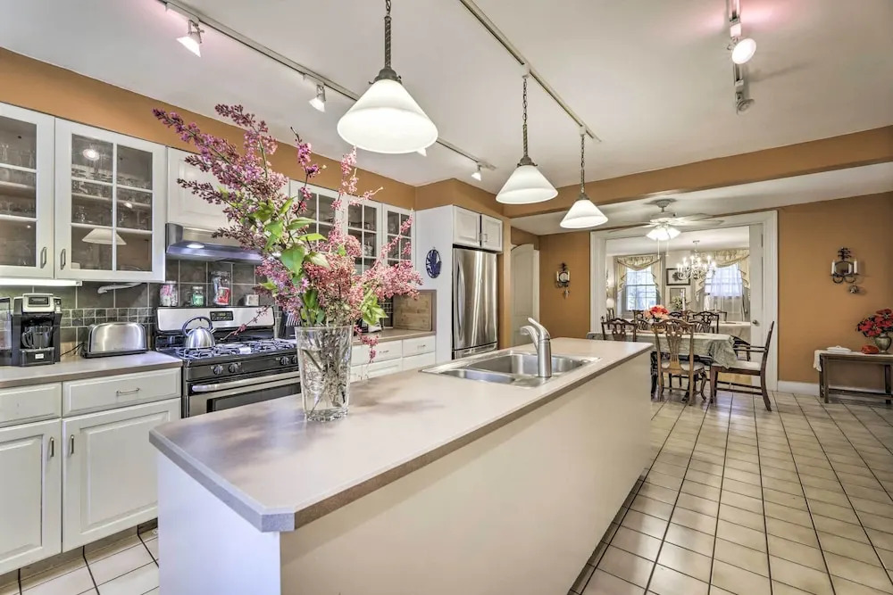 Elegant Norwich House w/ Billiards Room & Ballroom