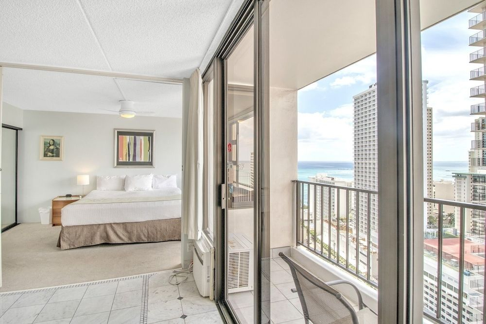 High Rise Ocean View Waikiki Condo, FREE Parking & Wi-Fi