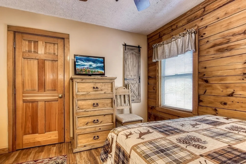 ER13 - Moose Manor Great location - Close to town! cabin