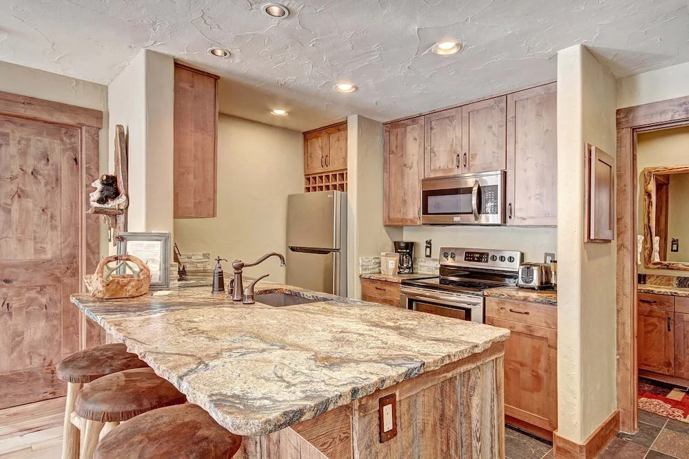 1710 The Willows 1 Bedroom Condo by RedAwning