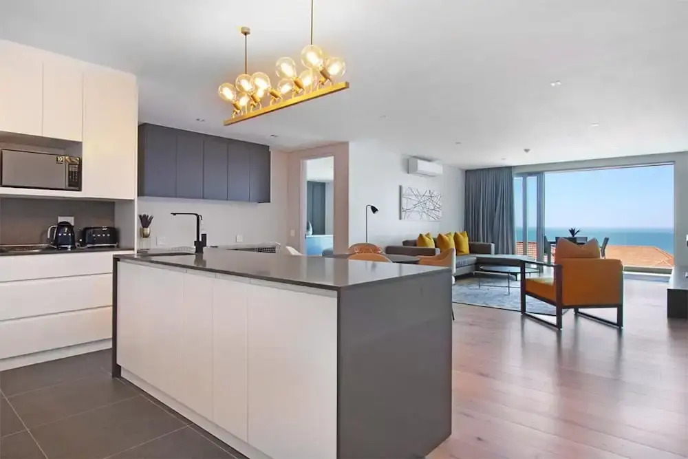 Bright 2bed in Sea Point w Sea Views Helio Haven