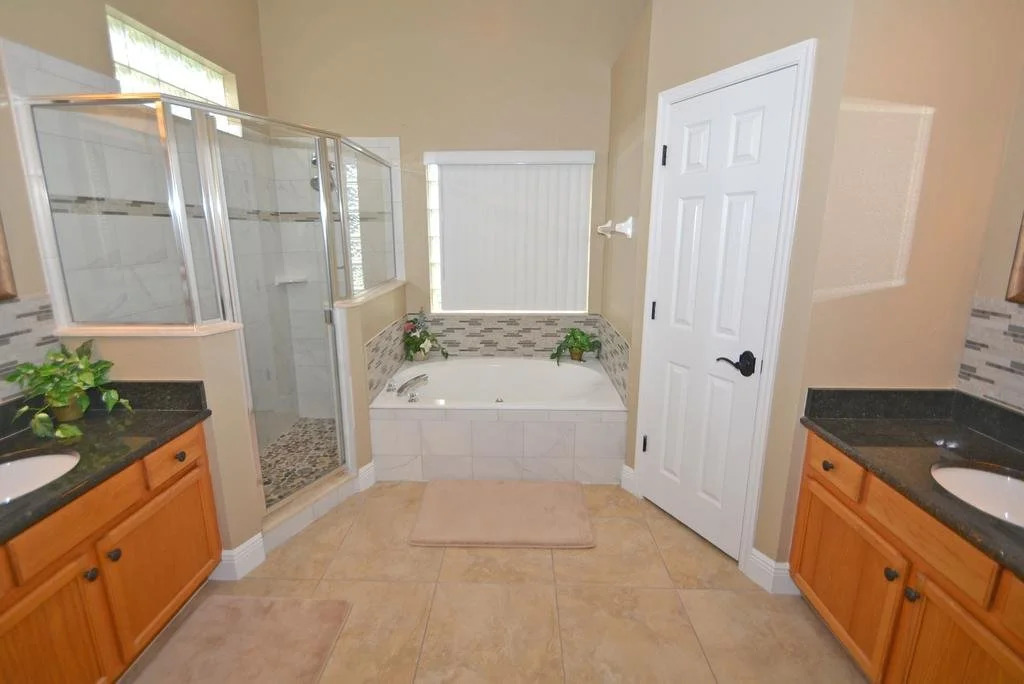 Hampton Lakes Villas - Holly Corner
