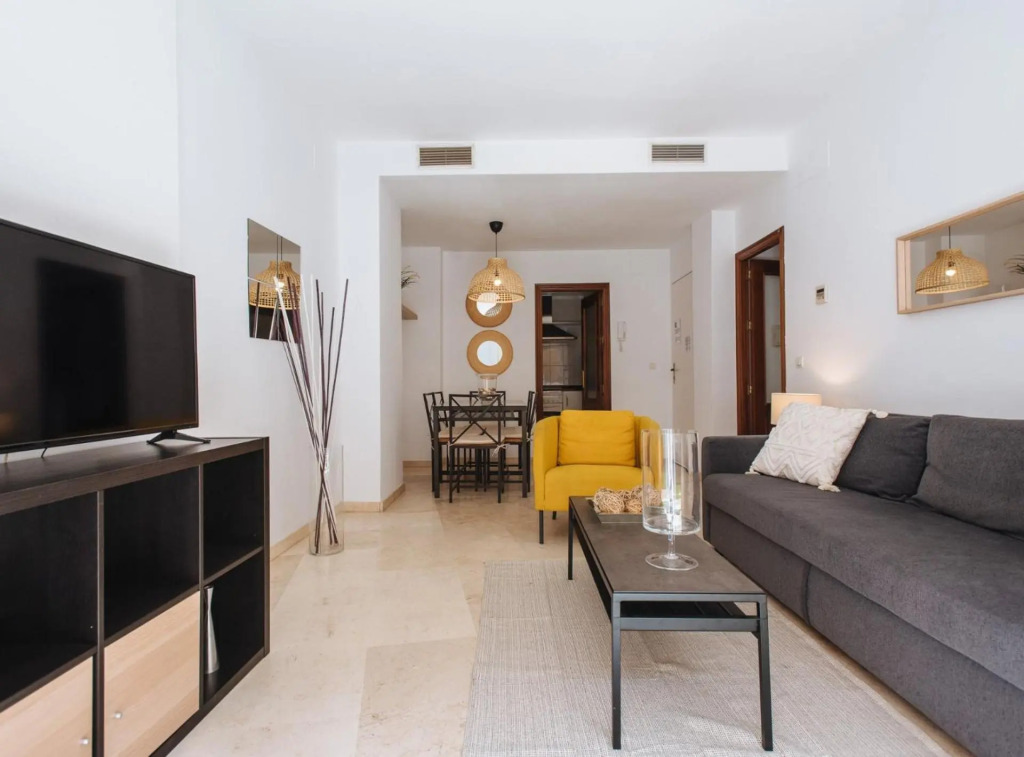 Sol · Downtown Apartment with Garden and Parking