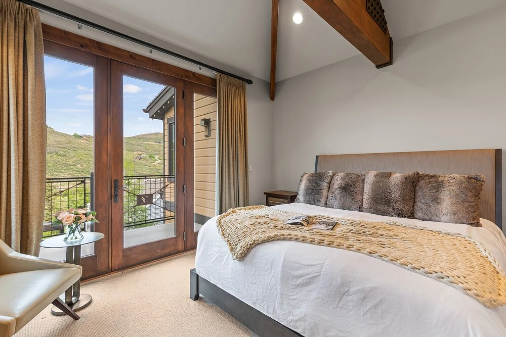 1138 Skiers Heaven! Luxury Home Close To Park City Mountain! Two Hot Tubs & Gorgeous Outdoor Space! 6 Bedroom Home by RedAwning