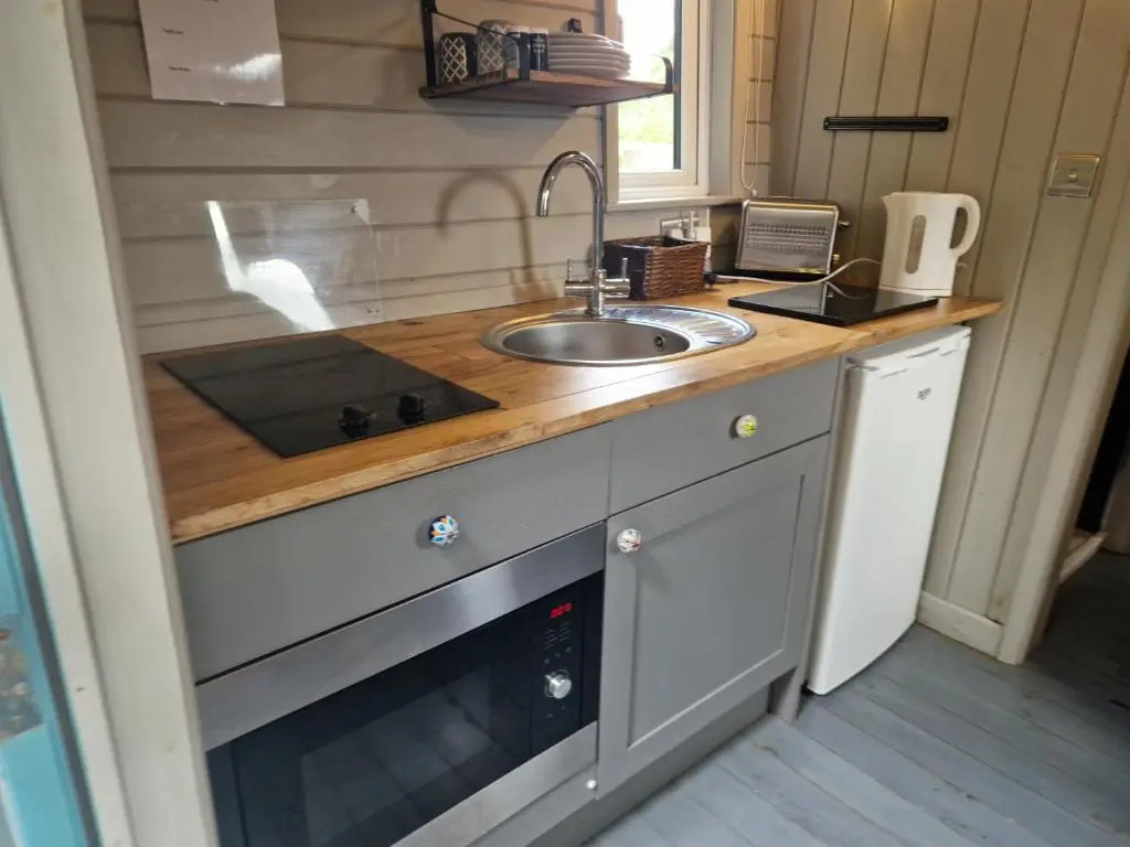 Cabin - Sleeps 2 hot tub & Parking