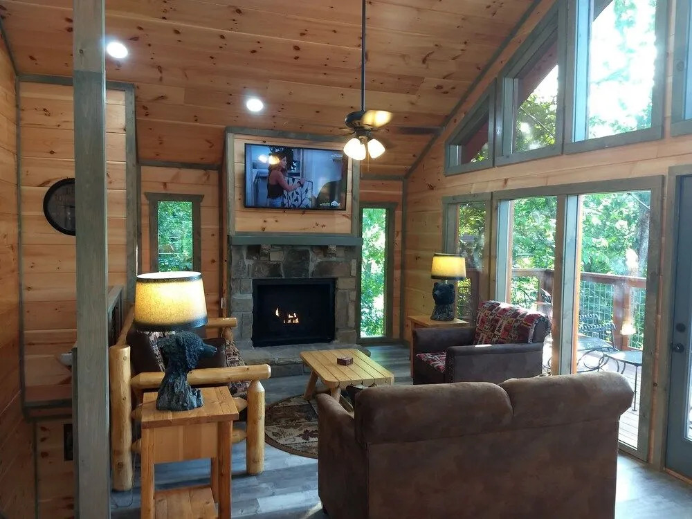 Black Bear Lookout 2 Bedroom Home by Redawning