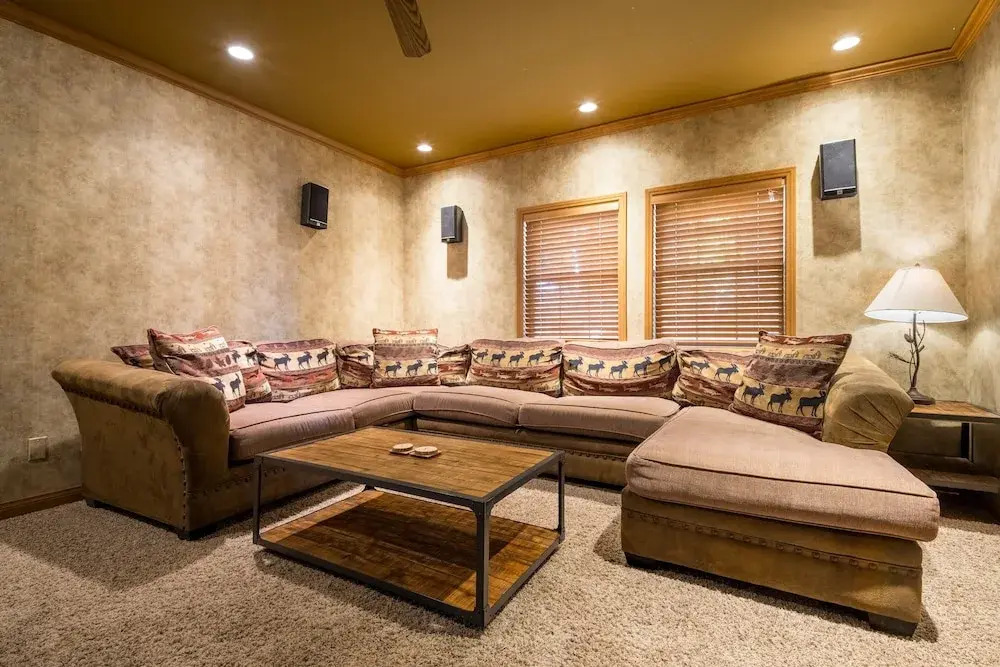 Water's Edge Estate by Avantstay Large Lakefront Cabin w/ Dock and Hot Tub