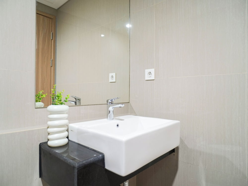 Comfy And Tidy 1Br (No Living Room) At Apartment Bintaro Embarcadero