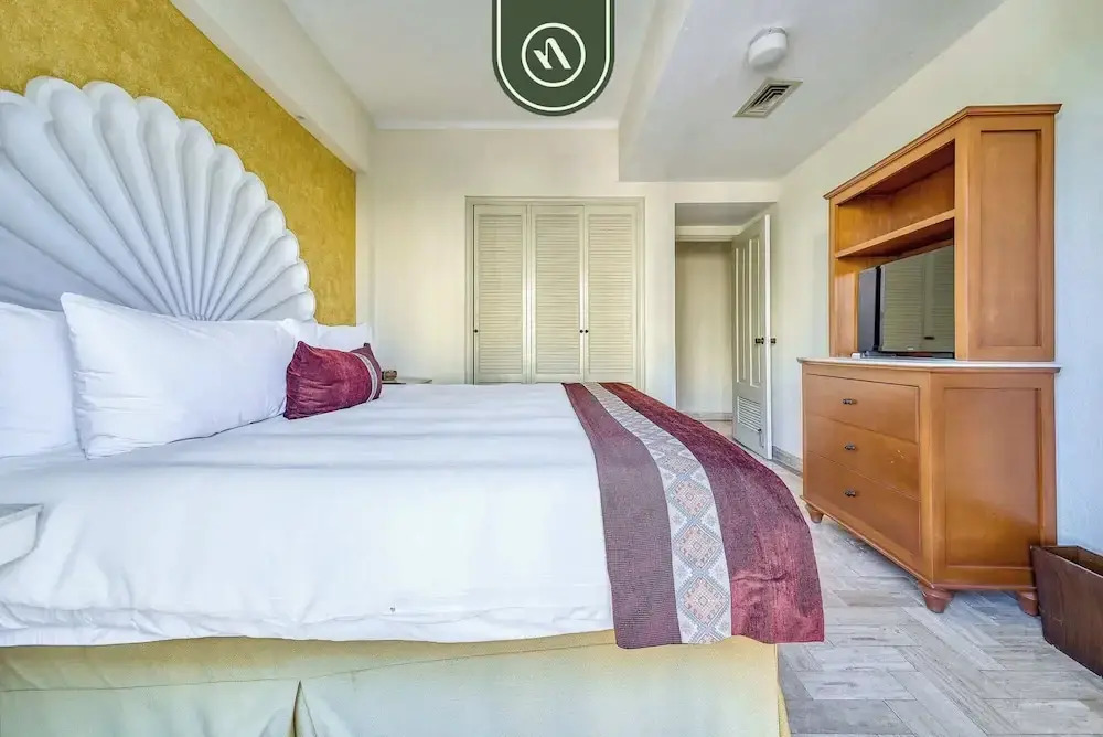 Beachfront 2 BR Condo - Beach - Pools - Tennis