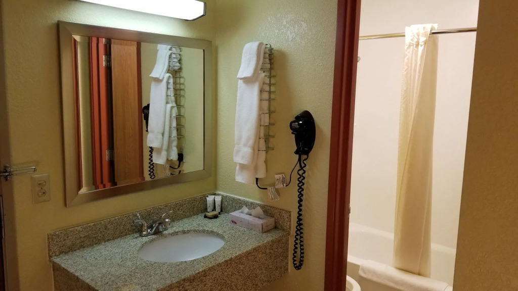 Red River Lodge & Suites