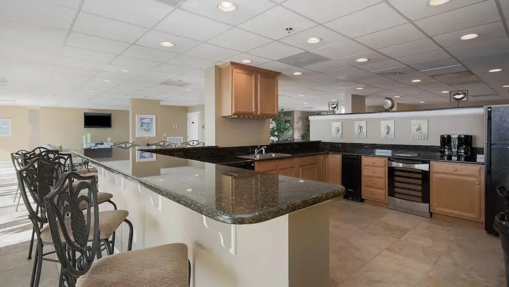 Tidewater Escape: 1br/2ba Beachfront Condo, Sleeps 6, Gulf Views & Comfort!
