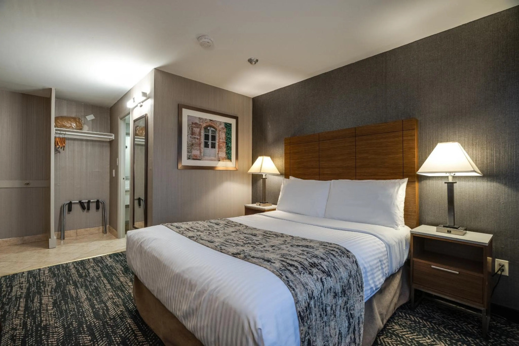 Monte Carlo Inn Toronto West Suites