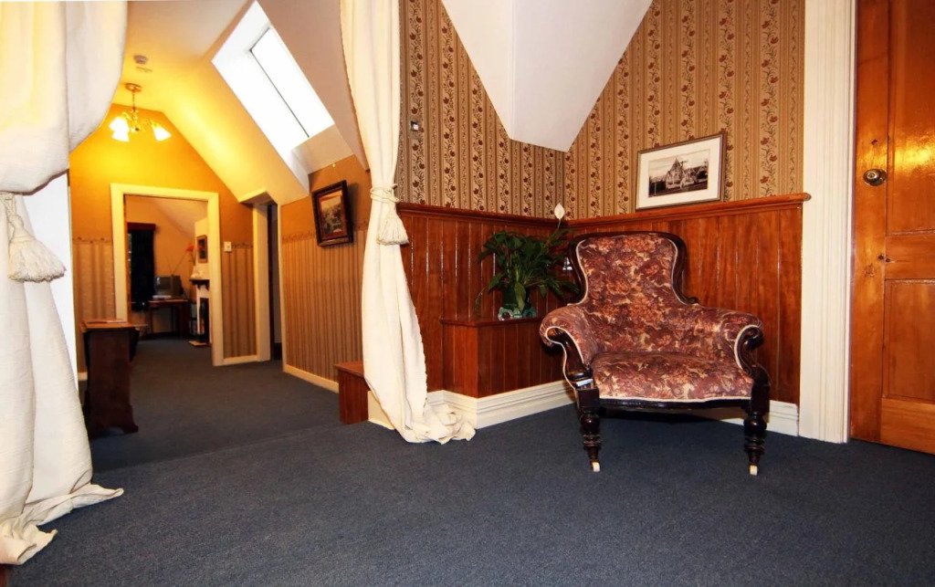 Hulmes Court Bed And Breakfast