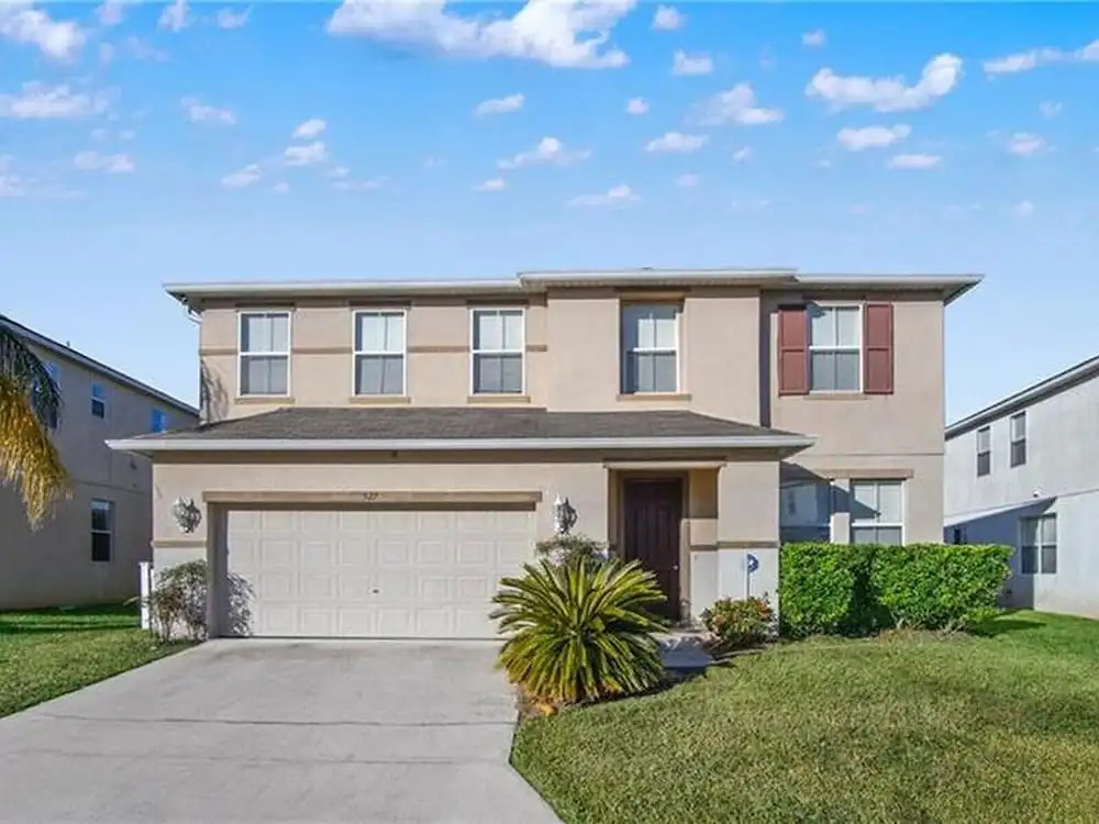 A Wonderful 4 Bedroom Villa With it own Pool in Legacy Park