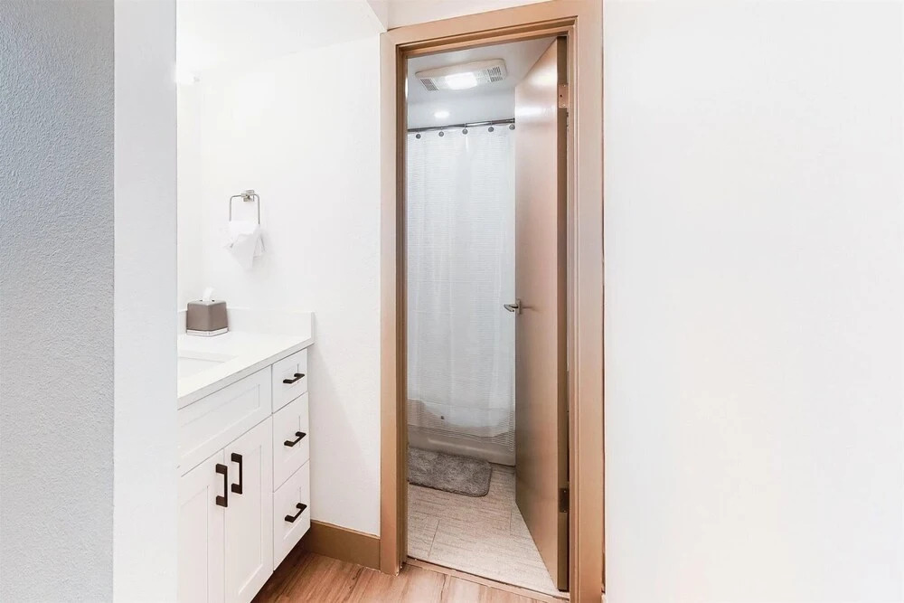 Contemporary 3 Bedroom Condo in West Keystone Along Shuttle to Slopes