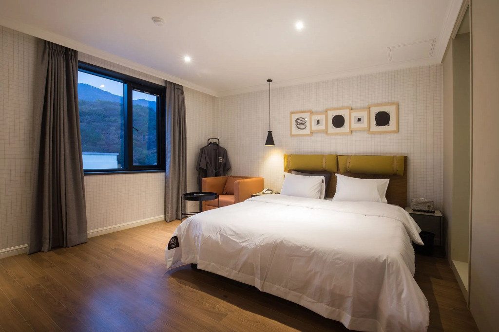 Brown-Dot Hotel Choeup