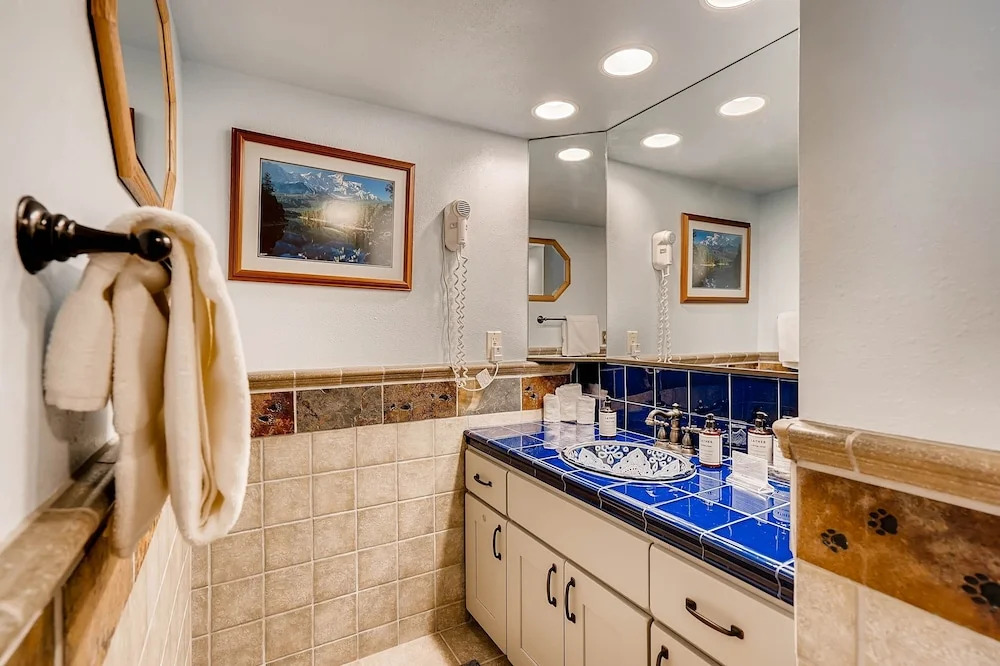 Premier 2BR 2BA in Lakeside Village- Kids Ski Free! condo