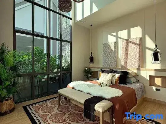 Single-family three-bedroom swimming pool villa