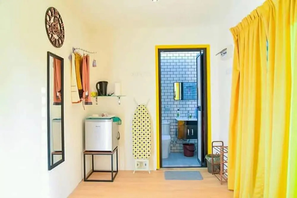 Yellow Cube at Lumut Cube Homestay Kontena