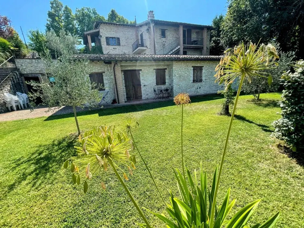 Apt 5 - Wondrous Infinity Pool, Extensive Grounds in Spoleto. Sleeps 4