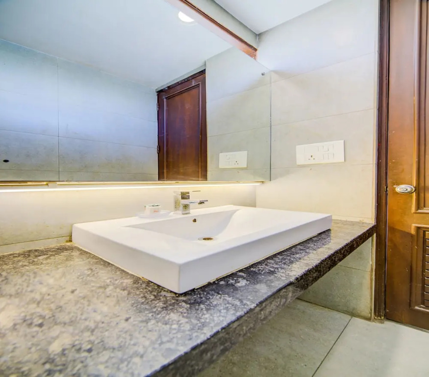OYO 9553 Hotel Kings Plaza