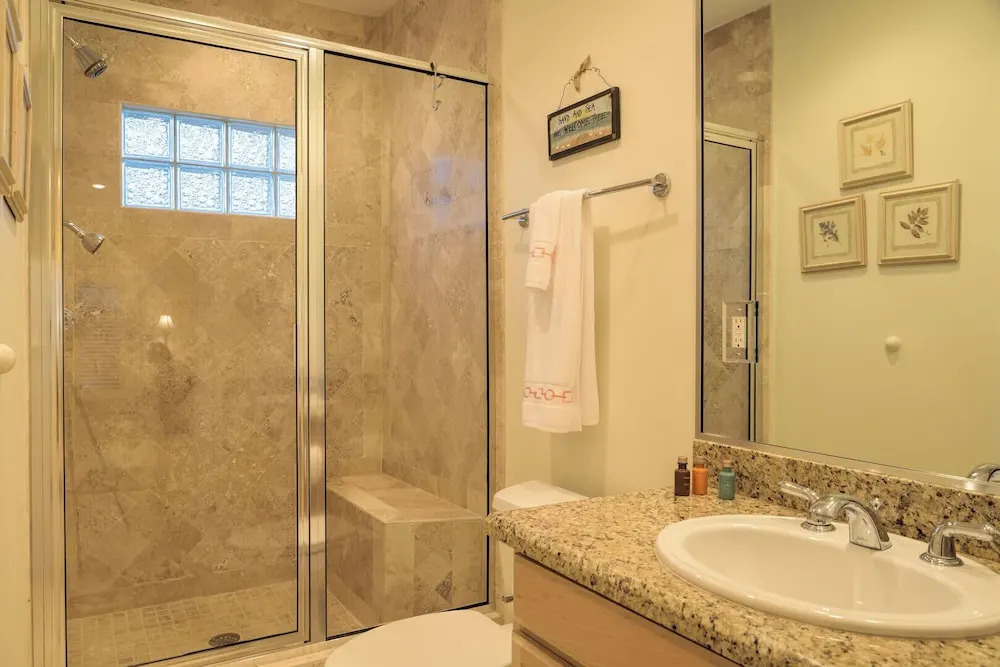 Spacious Ground Floor Condo With Semi-private Pool, 1 Block to Beach