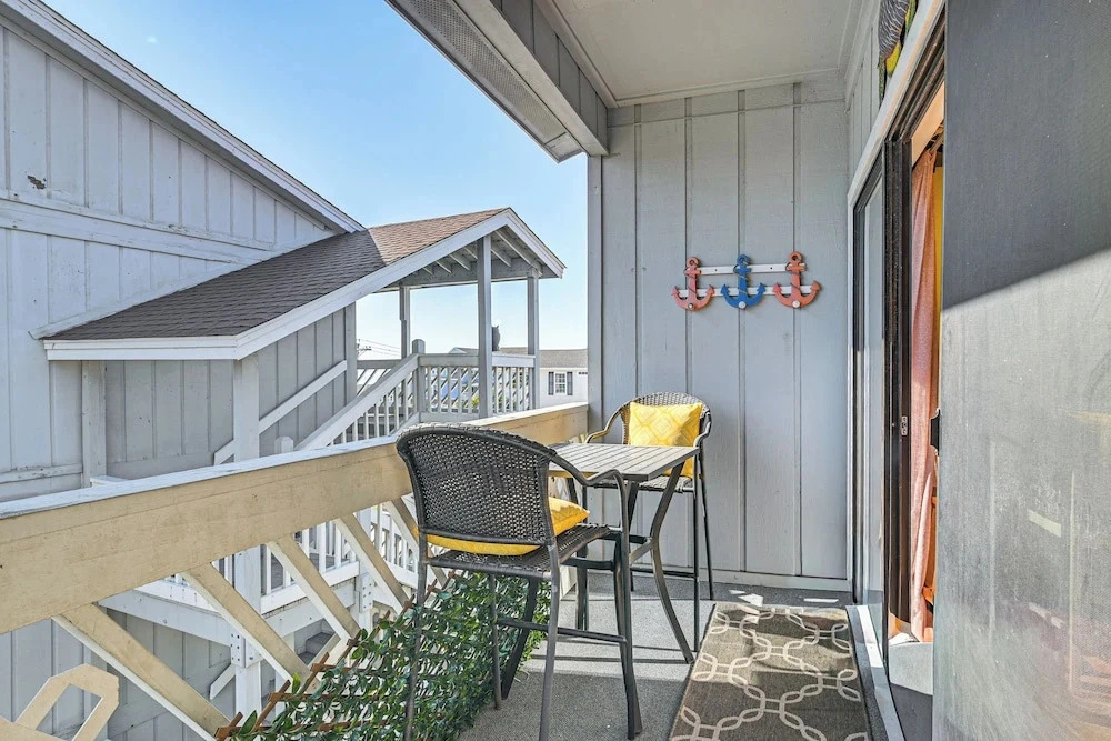 Steps to Sand: Chic Couples Garden City Retreat