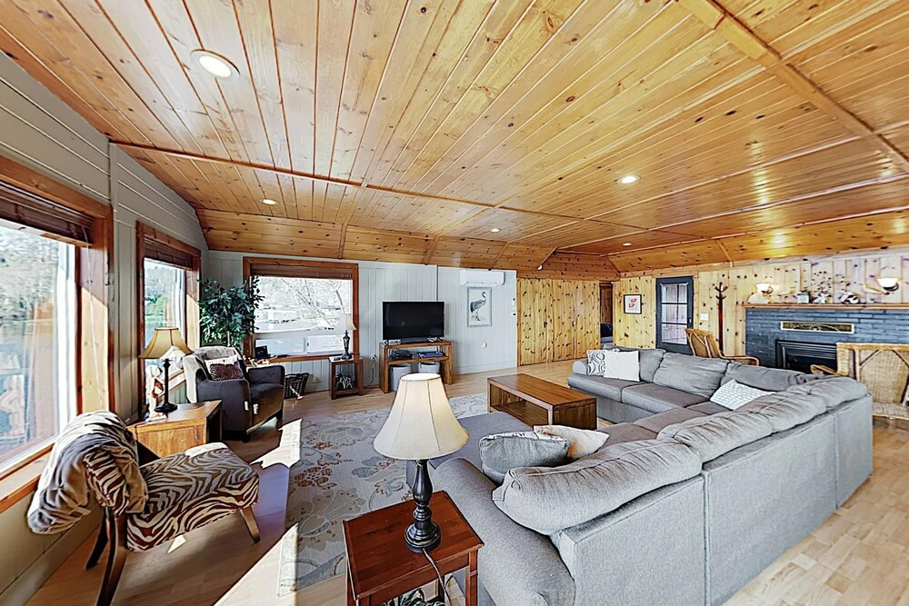 Hidden Gem: 1-acre Lakefront W/ Hot Tub, Dock 4 Bedroom Home
