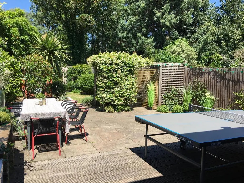 Stunning 5 bed house with private garden