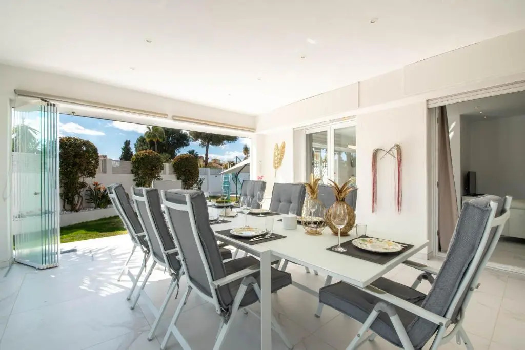 Villa encantadora junto a la playa en Los Monteros con seguridad 24 horas