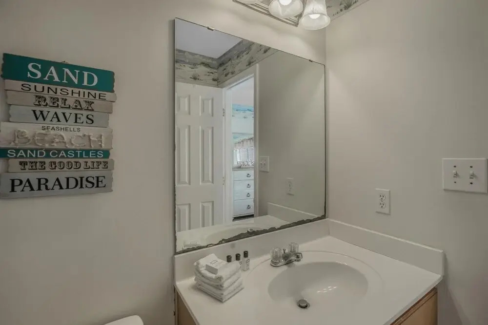 Pleasant Condo With Pool and Walk to Beach