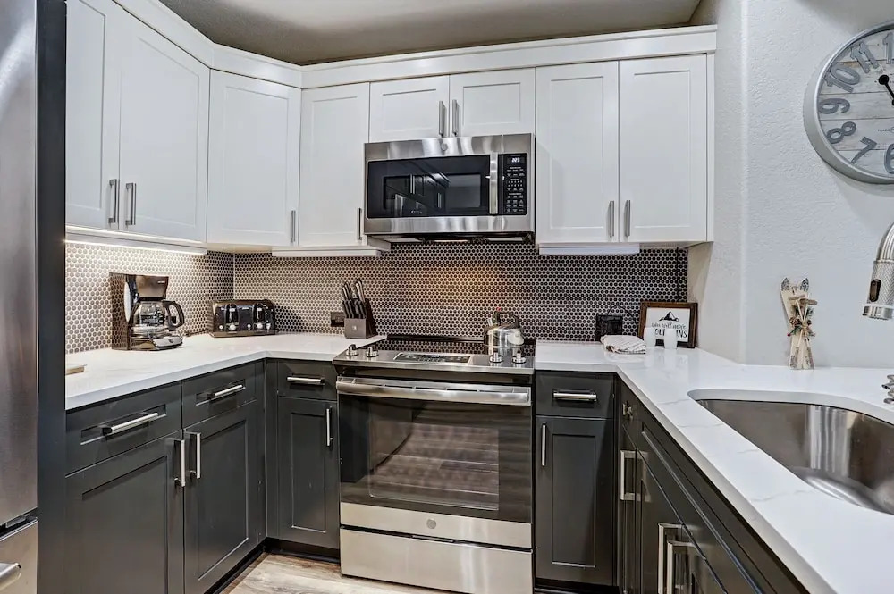 Modern 2br + Den At St James- Sleeps 10! 2 Bedroom Condo